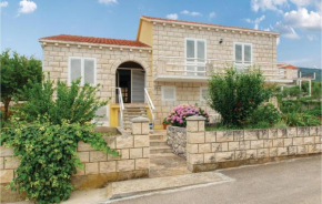 Awesome Apartment In Racisce With Wifi